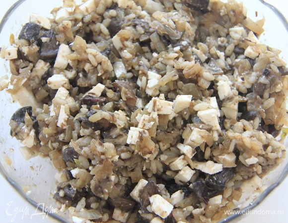 Соединить грибы, рис и сыр, добавить специи. Внимание: если используете осетинский сыр, соль можно не класть!