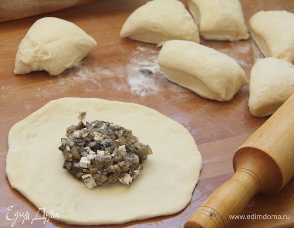 Кусок теста раскатываем в круг, кладём в центр круга начинку, собираем края вверх, сжимаем, раскатываем скалкой повторно, стараясь, чтобы тесто не порвалось.