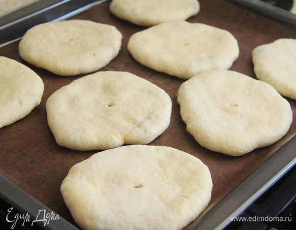 Пироги кладём на противень швом вниз. В центре пирога нужно сделать небольшое отверстие. Выпекать в разогретой духовке при 180-200*С до готовности. Это зависит от размера пирога. Мини-пироги выпекала минут 20.