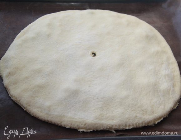 А большой пирог выпекался минут 35.