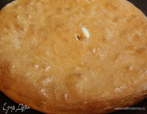 И вот так! Большой, всем по кусочку.
Верх пирога принято смазывать сливочным маслом.