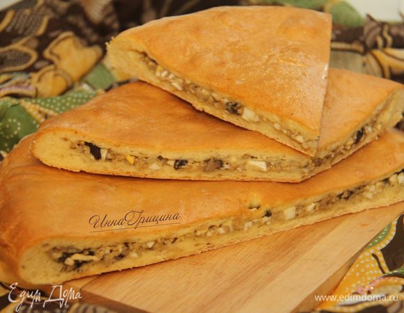 Пироги в Осетии имеют ритуальное значение: на стол принято подавать три пирога, они символизируют Солнце, Воду и Землю. Здоровья вам, мира и любви. Приятного аппетита!