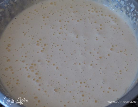 Не выключая миксер, попеременно с помощью столовой ложки ввести взбитые белки и муку с крахмалом.