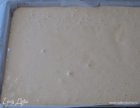 Выложить тесто в прямоугольную форму с пергаментом и выпекать в разогретой до 180 С духовке 25-30 минут. Готовый бисквит остудить на решётке.
