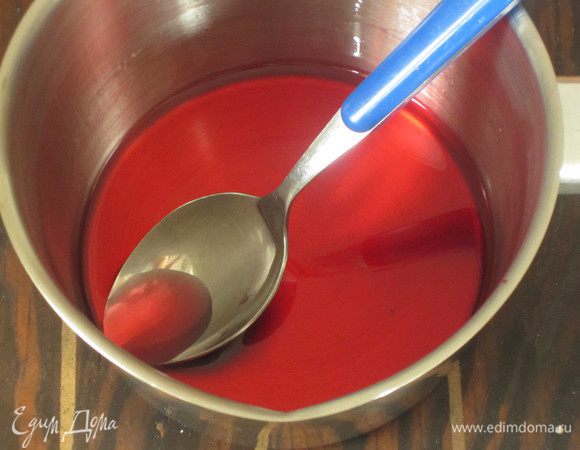 Для пропитки сахар залить водой и довести до кипения. Как только сахар растворится, снять с огня. Добавить ликёр, размешать и остудить.
