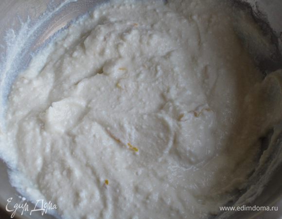 Для приготовления крема сливки взбить до устойчивых пиков. Рикотту соединить с сахаром, лимонной цедрой и хорошо перемешать. Аккуратными движениями снизу-вверх ввести взбитые сливки.

