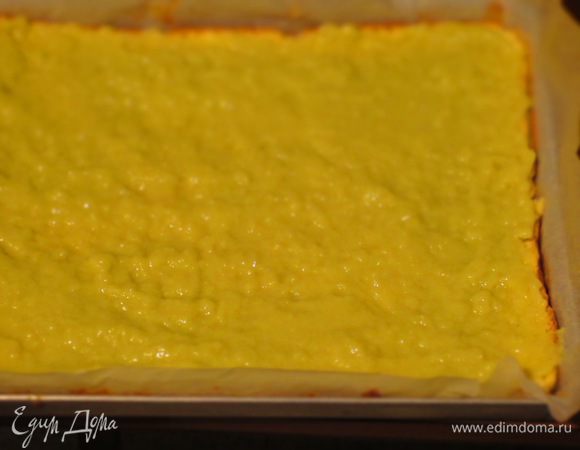 Сборка: бисквит разрезать на 2 коржа, на первый корж нанести пудинг и разровнять.