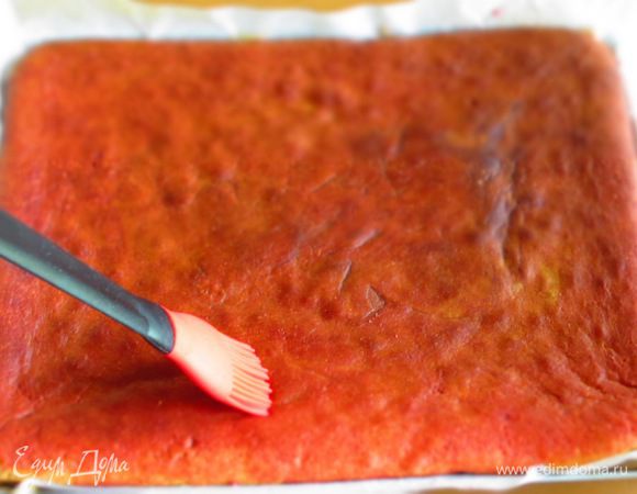 Накрыть вторым коржом и пропитать сиропом.