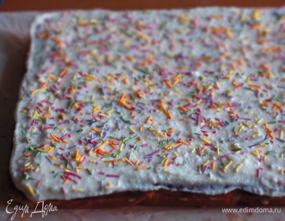 Сверху выложить творожный крем и разровнять. Поставить на несколько часов в холодильник.