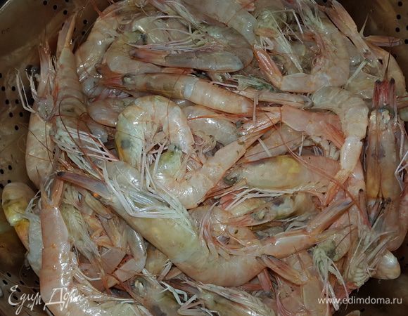 Свежие неочищенные креветки тщательно моем и откидываем на дуршлаг, чтобы стекла вода.