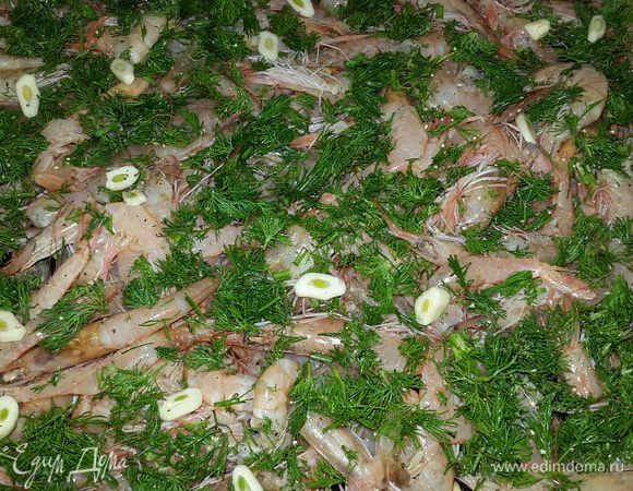 Выкладываем креветки на противень, солим, перчим, сбрызгиваем лимонным соком, оливковым маслом и бальзамико. Сверху выкладываем чеснок, порезанный дольками и посыпаем мелко-нарезанным укропом.

Отправляем креветки в духовку, включаем на 180С и запекаем 20 минут.

Сначала на нижнем уровне, затем на верхнем.