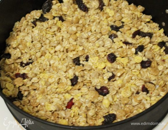 Распределить полученную смесь по дну формы, выстеленную бумагой для запекания или фольгой. Поставить охлаждаться (можно и в холодильник).