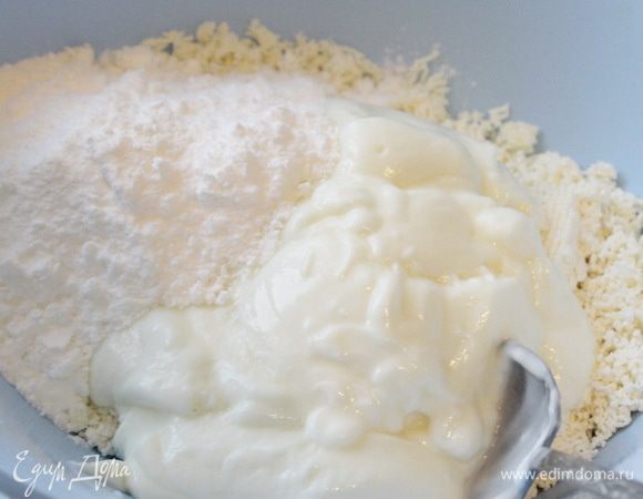 Творог протереть через сито. Добавить к нему рикотту, йогурт, оставшуюся сахарную пудру, сок и цедру лимона. Перемешать.