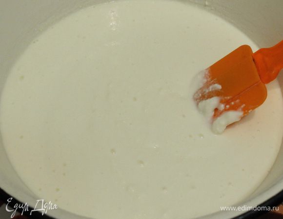 Добавить подготовленный разбухший желатин и все взбить на минимальной скорости миксера до получения однородной консистенции.