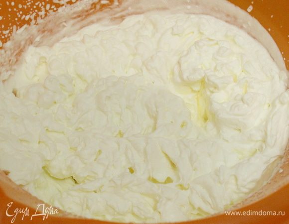 Сливки взбить в плотную пену, смешать с творожным кремом и желатином.