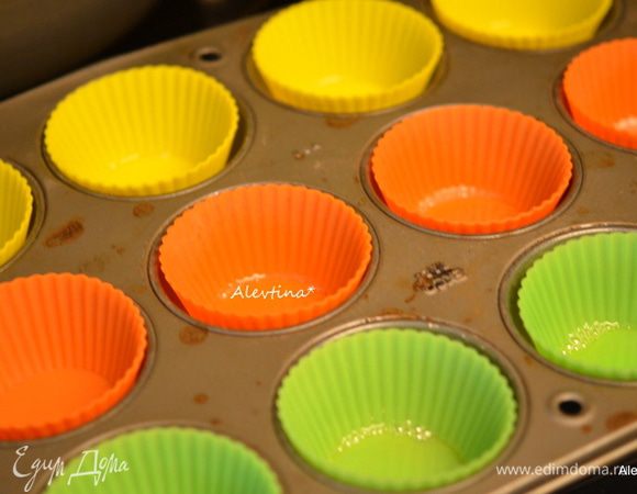 Разогреть духовку до 150°C. Форму для кекса 21 см или формочки смазать растительным маслом.