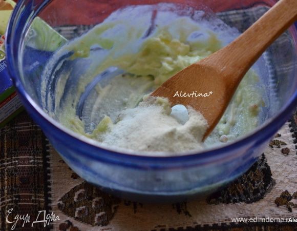 Размягченное сливочное масло смешать с сахаром. Добавить упаковку фисташкового пудинга (в принципе, можно брать любой пудинг). Перемешать.