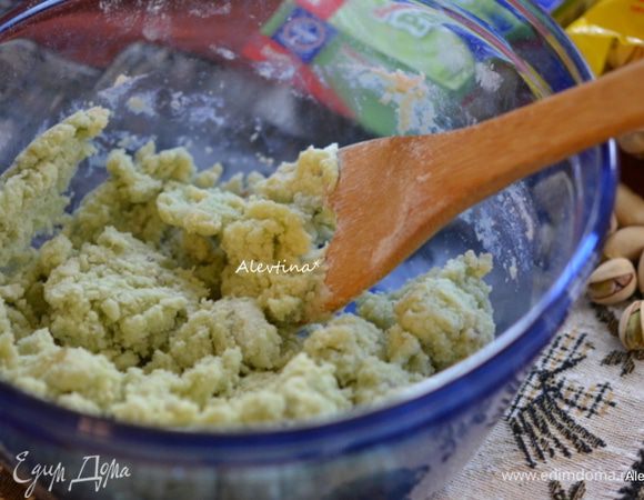 Затем добавить просеянную муку и соль, перемешать.