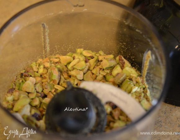 Фисташки очистить и порубить крупно в кухонном процессоре, насадка — нож.