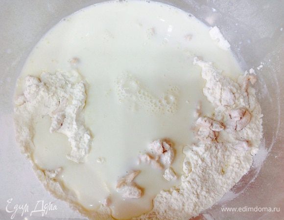 Готовим тесто. Тесто для пирога замешивать опасным способом. В глубокой миске из половины муки, молока, дрожжей и одной ст. л. сахара готовим опару. Молоко заранее подогреть. Ставим в теплое место на 30-40 минут до увеличения в объеме 2-3 раза и до появления на поверхности мелких пузырьков. 