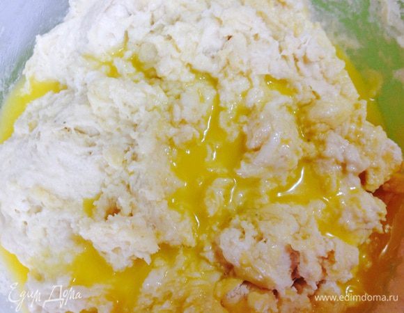 Когда опара начнет чуть оседать, в нее вводим оставшуюся муку, сахар, соль и масло. Масло заранее растопить до состояния густой сметаны. Замешивать. Хорошо вымешенное тесто не пристает к рукам и доске, на которой его вымешиваем. Тесто обратно кладем в посуду и ставим в теплое место на 20-30 минут. Еще раз выбиваем и снова ставим на подъем до увеличения в объеме 2-3 раза. 