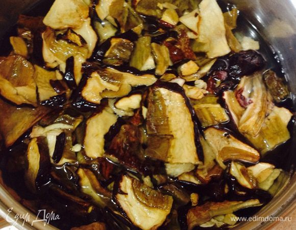 Пока подходит тесто, готовим начинку. Грибы промыть и замочить в 500 мл. воды на 1 час в кастрюле. 