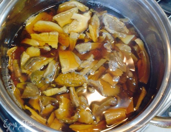 Кастрюлю поставить на огонь, довести до кипения и варить грибы до мягкости на среднем огне 10-15 минут. Вынуть грибы из отвара, отложить. 