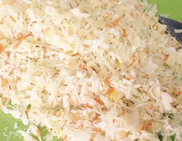 Промойте квашенную капусту холодной водой. Хорошо отожмите. Мелко порубите ножом и еще раз отожмите. 