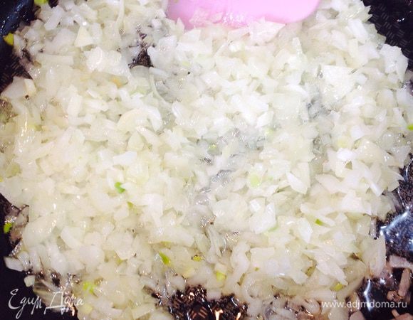 Мелко нарежьте репчатый лук и обжарьте в растительном масле до золотистого цвета. 