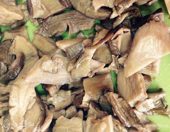 Грибы нарежьте пополам или на 4 части. 
