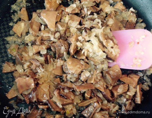 Нарезанные грибы добавить к луку и обжаривать 3 минуты. 