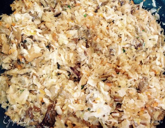 Добавить капусту к луку и грибам, влить грибной отвар и потушить 10 минут. 