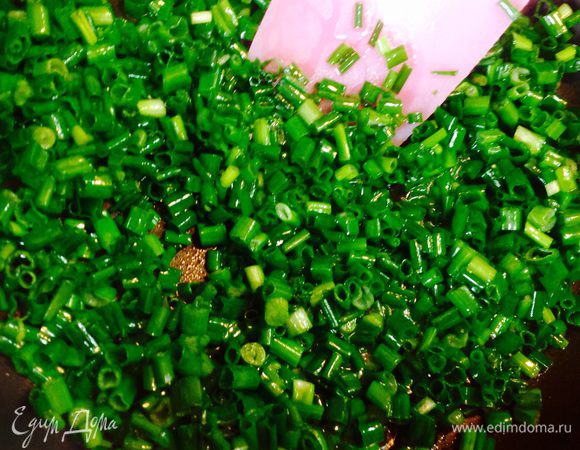 Мелко нарежьте зеленый лук. Слегка обжарьте нарезанный зеленый лук в растительном масле и добавьте в капусту. 