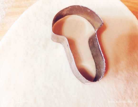 Сверху украсить пирог. Из тонко раскатанное тесто вырезайте, с помощью формочек разные фигурки и украсьте пирог. 