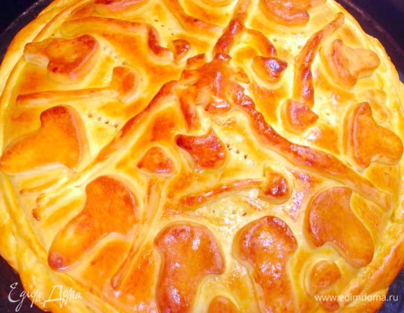 Проколоть вилкой в нескольких местах пирога для выхода пара. Выпекайте пирог в духовке разогретой до 170 С, примерно 30-40 мин. Смажьте готовый пирог сливочным маслом и немного остудите перед подачей. Приятного аппетита. 