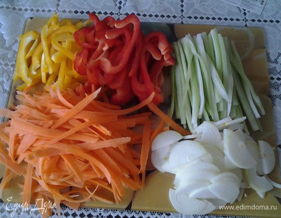 Приготовить овощи: помыть, очистить. Сельдерей разрезать пополам, затем каждую половинку разрезать на тонкие полоски. Морковь нарезать тонкими пластинками при помощи овощерезки. Перец  разрезать пополам, затем каждую половинку тонкими полосками. Лук порезать полукольцами.