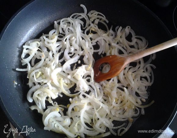 Разогреть оливковое масло и обжарить лук в течении 2 минут.