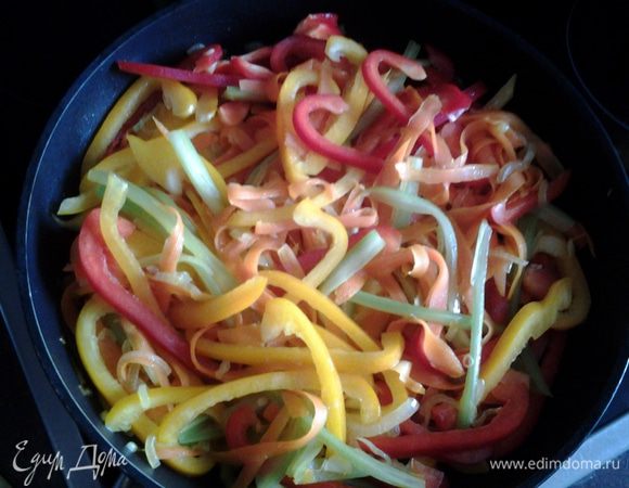 Добавить сельдерей на 3 минуты, затем морковь. Через 3-4 минуты перец. Перемешать, посолить, накрыть крышкой и тушить до готовности! Но не долго, чтобы овощи не стали слишком мягкими.