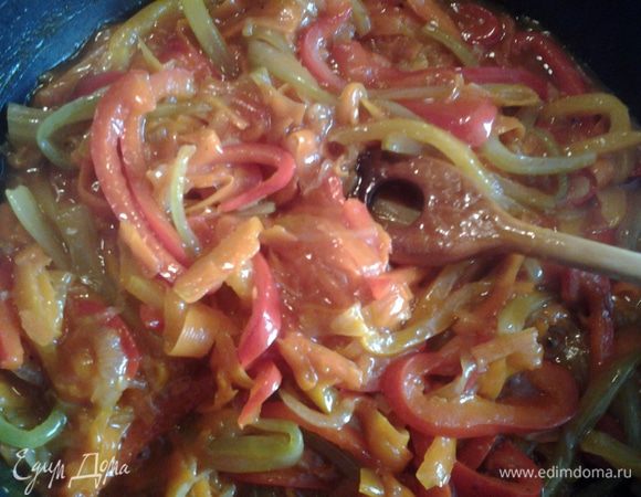 Влить соус в овощи, довести до кипения.