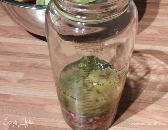 Берём баночку, складываем все мелко порубленные составляющие будущего соуса. 