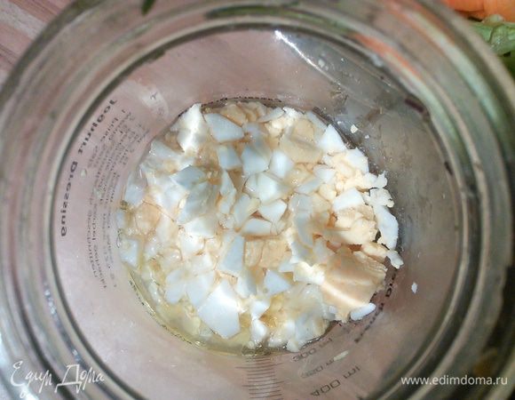 Зелень (петрушку можно заменить на любую другую зелень) и мелко порубленное яйцо. 