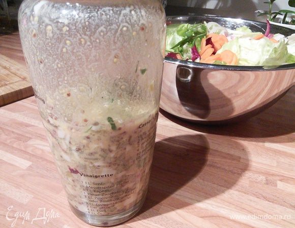 Добавляем уксус, соль, перец и масло. Закрываем крышкой и интенсивно встряхиваем. 