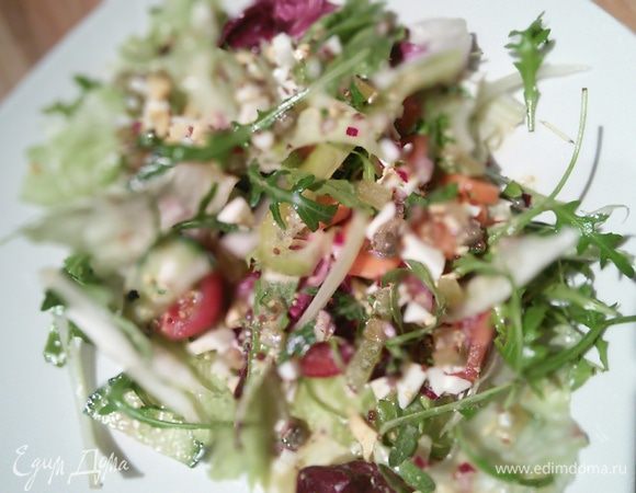 Готовим салат (ингредиенты на свой вкус), выкладываем на тарелку и поливаем получившимся соусом. Приятного аппетита! 