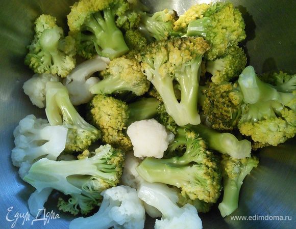 Брокколи отварите в слегка подсоленой воде в течении 5 минут, откиньте на дуршлаг, дайте стечь воде, охладите. У меня скучал в холодильнике кусочек цветной капусты, я пустила его в салат. 