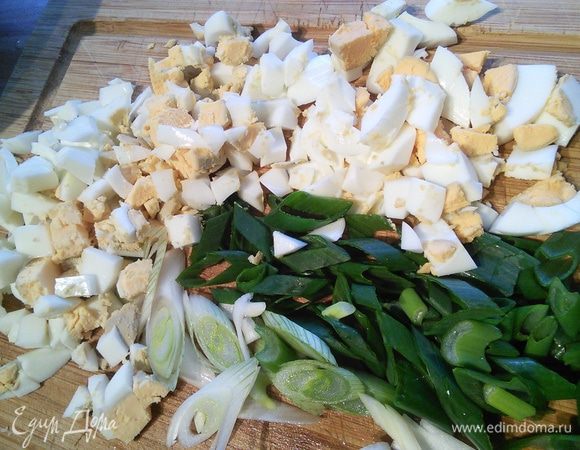 Яйца и зелёный лук мелко порубите.