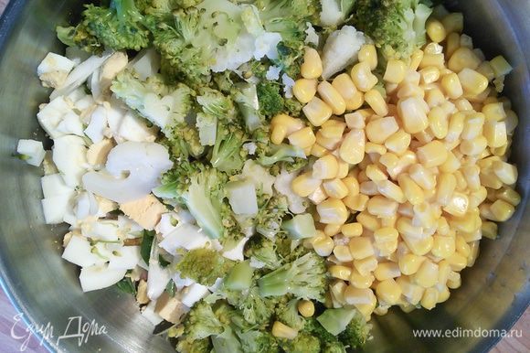 Брокколи нарежьте на мелкие соцветия, петрушку порубите, все ингредиенты сложите в миску, добавьте кукурузу.