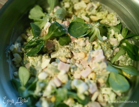 Теперь осталось посолить, поперчить, сдобрить майонезом 50/50 смешанным с йогуртом и аккуратно перемешать. 