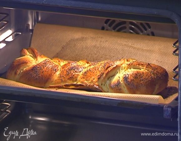 Установить в духовке режим «гидро», понизить температуру до 200°С и выпекать хлеб 10 минут, затем перевести духовку в обычный режим и печь еще 10 минут при температуре 180°С.