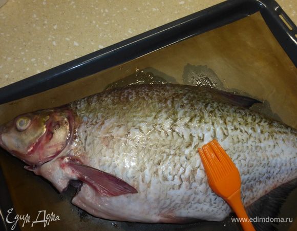 Смазываем противень (или положенную на него фольгу) подсолнечным маслом и укладываем на него леща, которого сверху также обильно смазываем маслом. Запекаем рыбу до готовности при температуре 180 - 200 гр. У меня ушло на запекание, с учетом того, что внутри леща сырая икра, 50-60 минут. В процессе готовки пару раз достаем рыбу из духовки, чтобы смазать маслом.