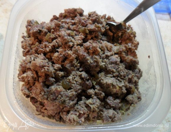 Приготовить фарш. Сварить легкие, сердце и печень. Пропустить через мясорубку. Добавить обжаренный лук. Посолить, поперчить. Можно добавить мелко нарезанный зеленый лук. А также когда обжариваем лук, добавить мелко нарезанные шампиньоны.